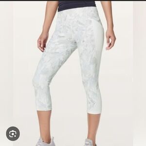 Women's Lululemon Light Gray Printed Capri Leggings